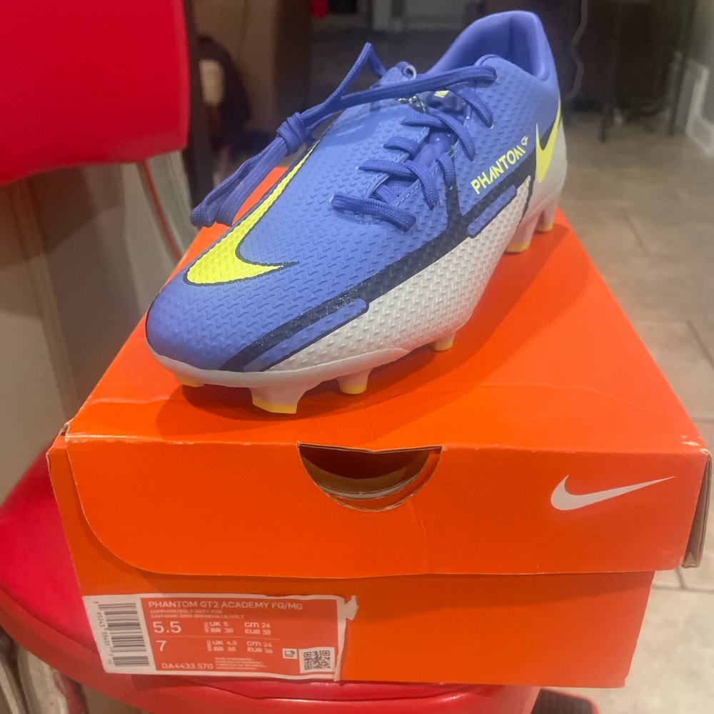 NWB never worn Nike Phantom cleats -Sz 5.5